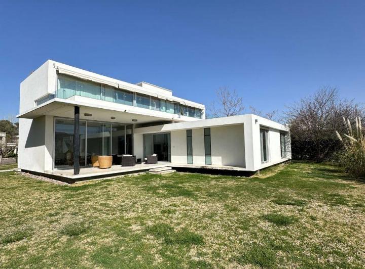 Casa · 460m² · 8 Ambientes · 1 Cochera