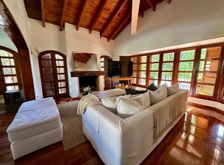Casa · 344m² · 6 Ambientes · 2 Cocheras