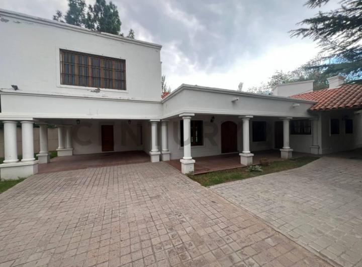 Casa · 480m² · 5 Ambientes · 4 Cocheras