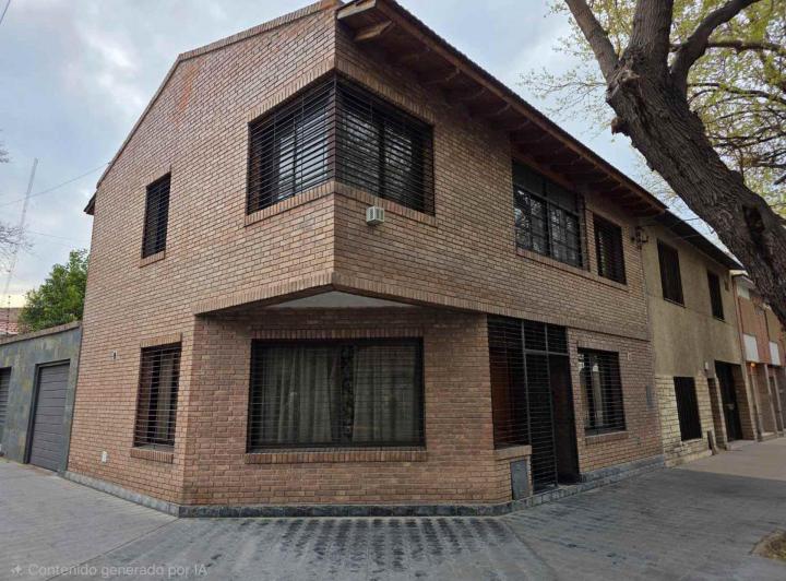 Casa · 205m² · 6 Ambientes · 4 Cocheras