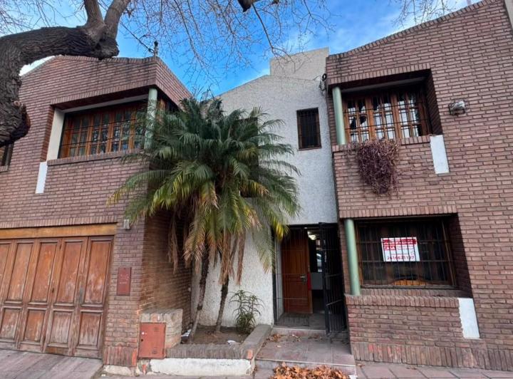 Casa · 248m² · 6 Ambientes · 2 Cocheras