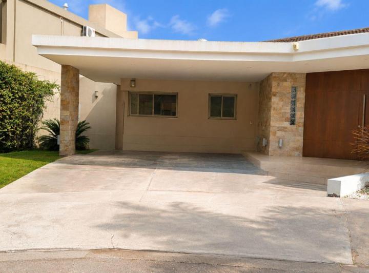 Casa · 210m² · 5 Ambientes · 2 Cocheras