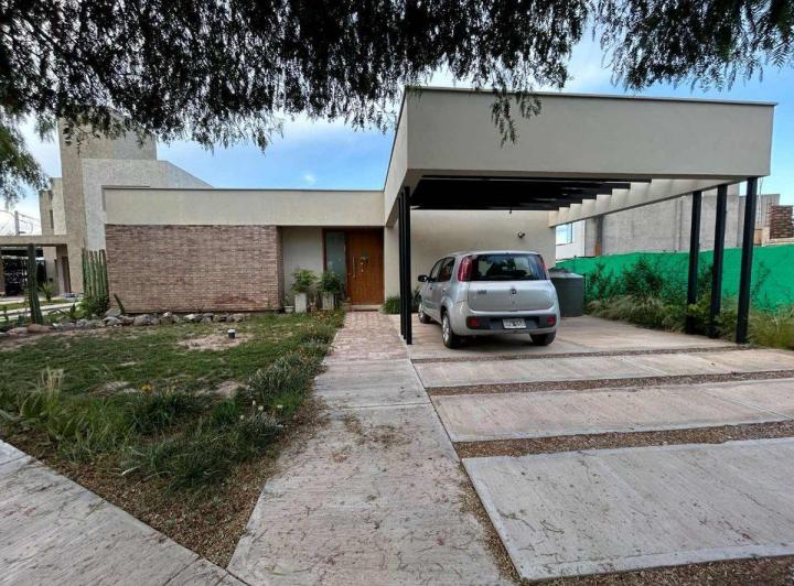 Casa · 144m² · 4 Ambientes · 2 Cocheras