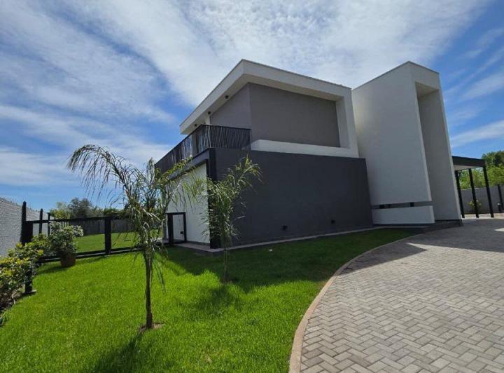 Casa · 200m² · 3 Ambientes · 2 Cocheras