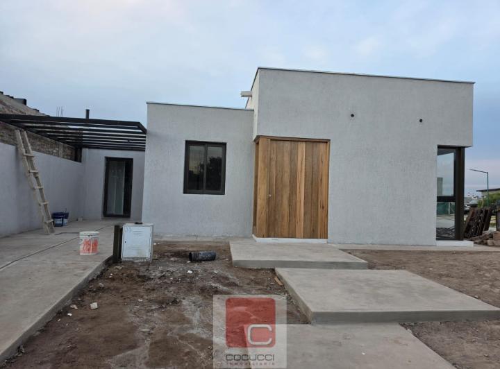 Casa · 140m² · 3 Ambientes · 2 Cocheras