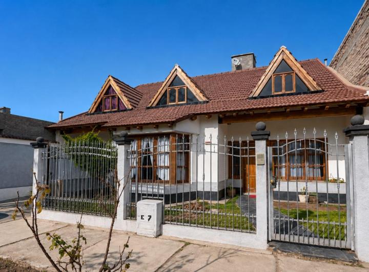 Casa · 221m² · 5 Ambientes · 2 Cocheras