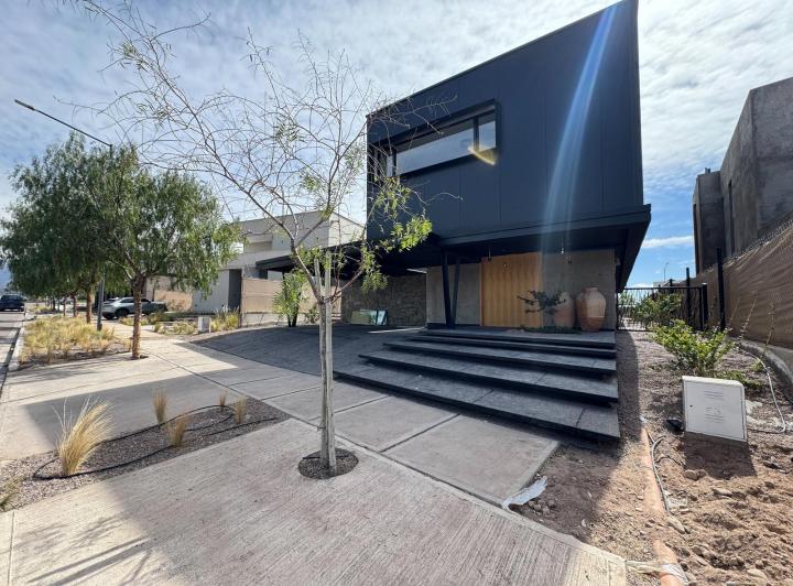 Casa · 380m² · 7 Ambientes · 3 Cocheras