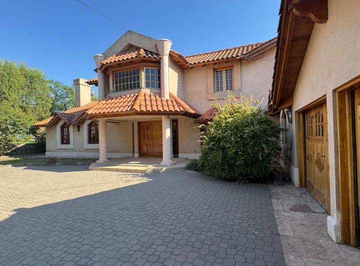 Casa · 400m² · 8 Ambientes · 2 Cocheras
