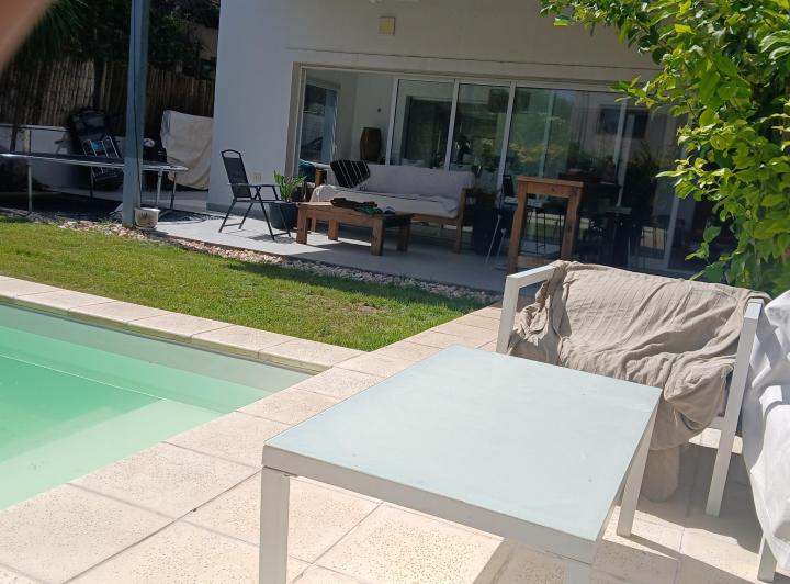 Casa · 221m² · 6 Ambientes · 2 Cocheras