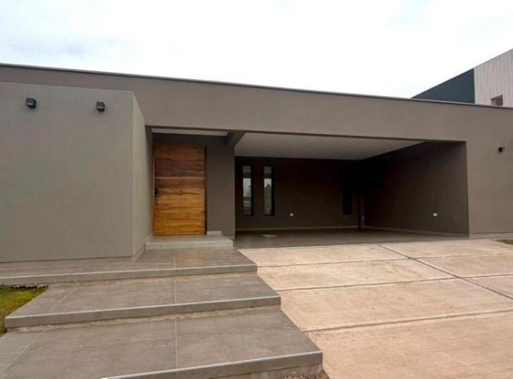 Casa · 217m² · 5 Ambientes · 2 Cocheras