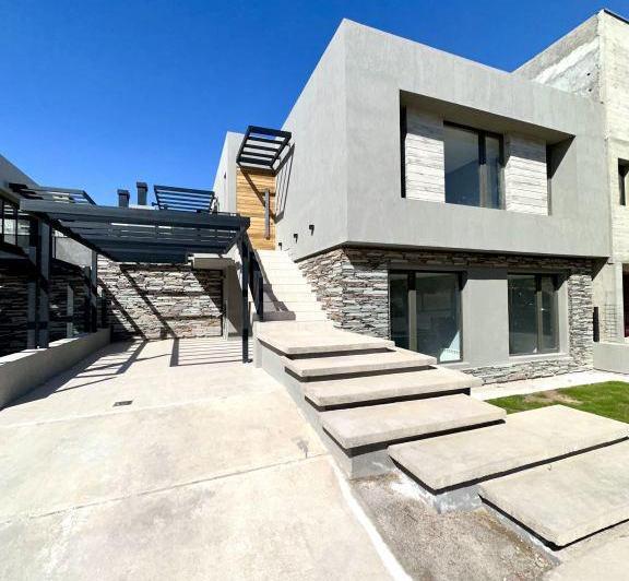 Casa · 200m² · 4 Ambientes · 1 Cochera