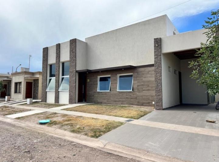 Casa · 210m² · 4 Dormitorios · 1 Cochera
