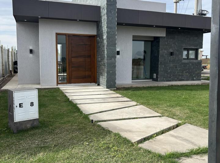 Casa · 150m² · 2 Dormitorios · 2 Cocheras