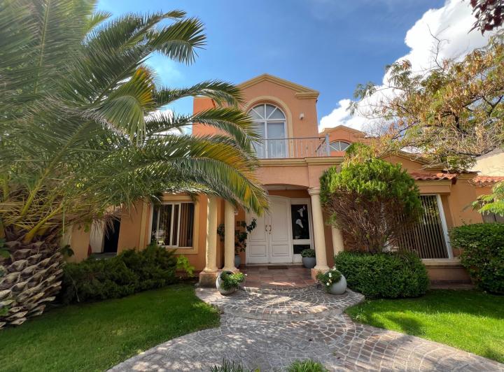 Casa · 310m² · 5 Dormitorios · 3 Cocheras