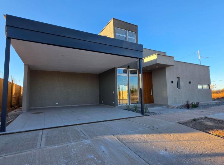 Casa · 530m² · 5 Ambientes · 2 Cocheras