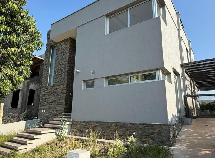 Casa · 226m² · 4 Dormitorios · 1 Cochera