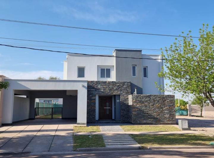 Casa · 205m² · 8 Ambientes · 2 Cocheras