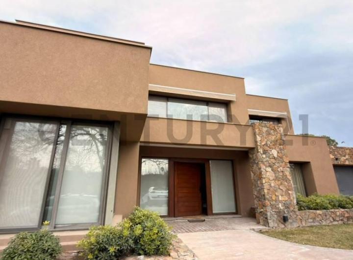 Casa · 360m² · 8 Ambientes · 3 Cocheras