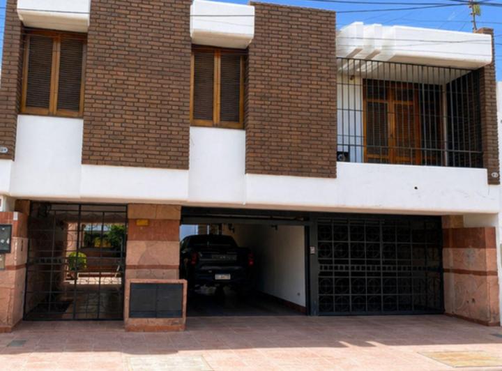 Casa · 340m² · 8 Ambientes · 1 Cochera