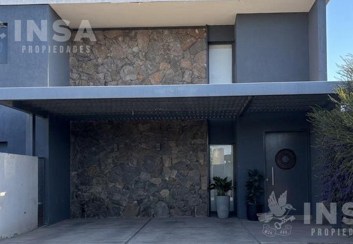 Casa · 160m² · 5 Ambientes · 2 Cocheras