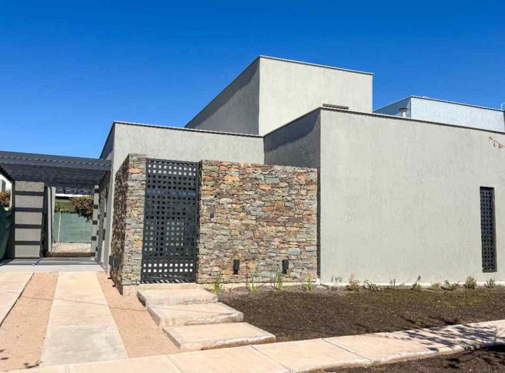 Casa · 140m² · 4 Ambientes · 2 Cocheras