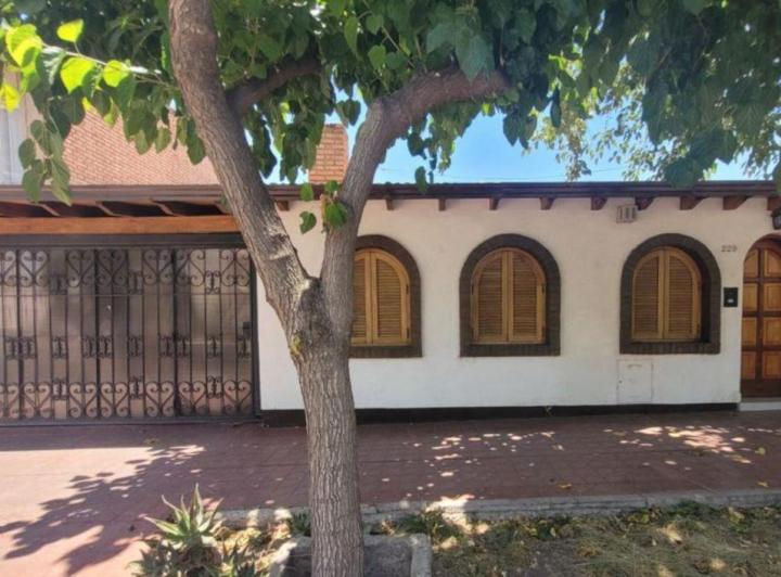 Casa · 200m² · 9 Ambientes · 1 Cochera