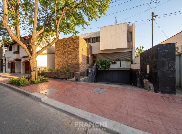 Casa · 632m² · 15 Ambientes · 1 Cochera