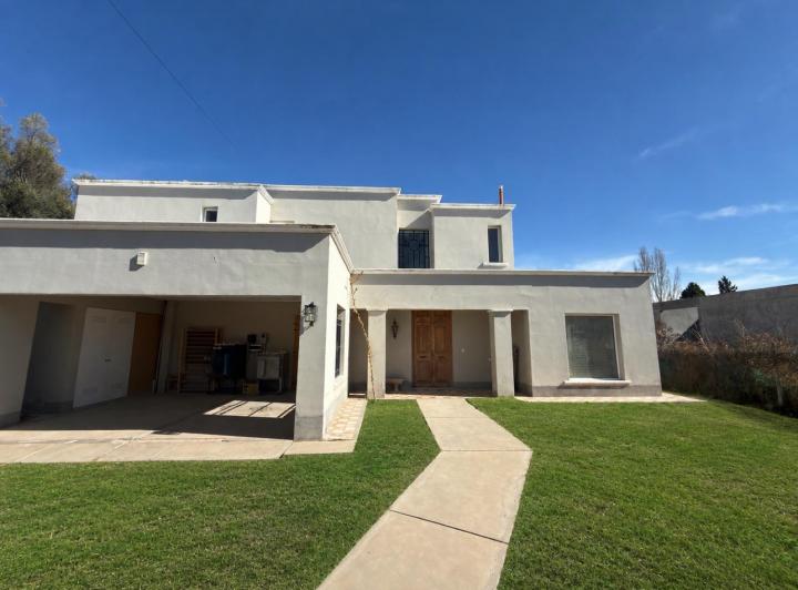 Casa · 440m² · 4 Ambientes · 2 Cocheras