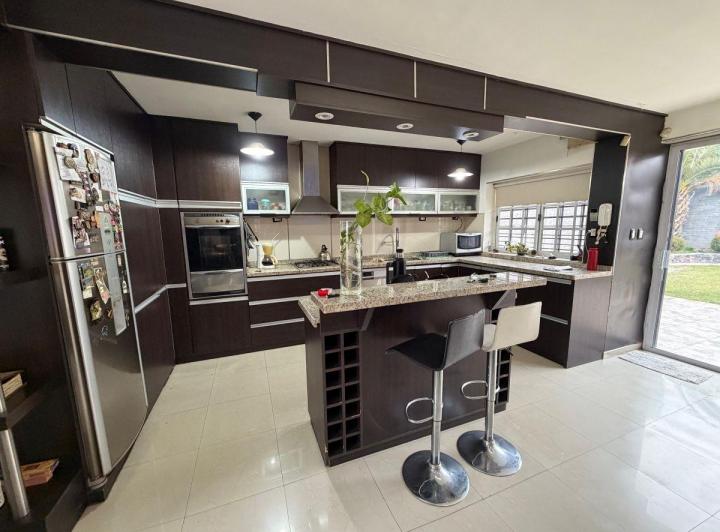 Casa · 307m² · 7 Ambientes · 3 Cocheras