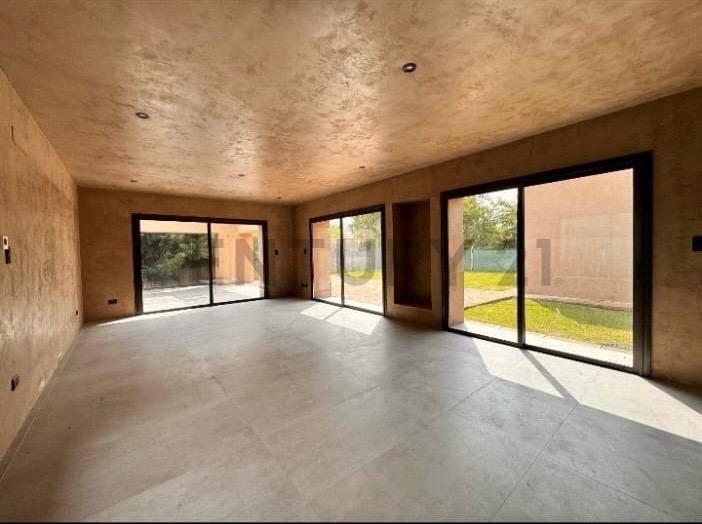 Casa · 254m² · 4 Ambientes · 2 Cocheras