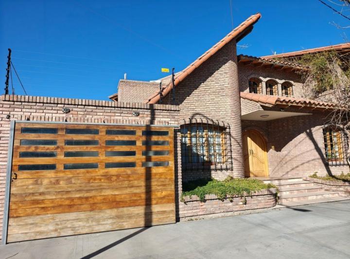 Casa · 340m² · 5 Ambientes · 2 Cocheras