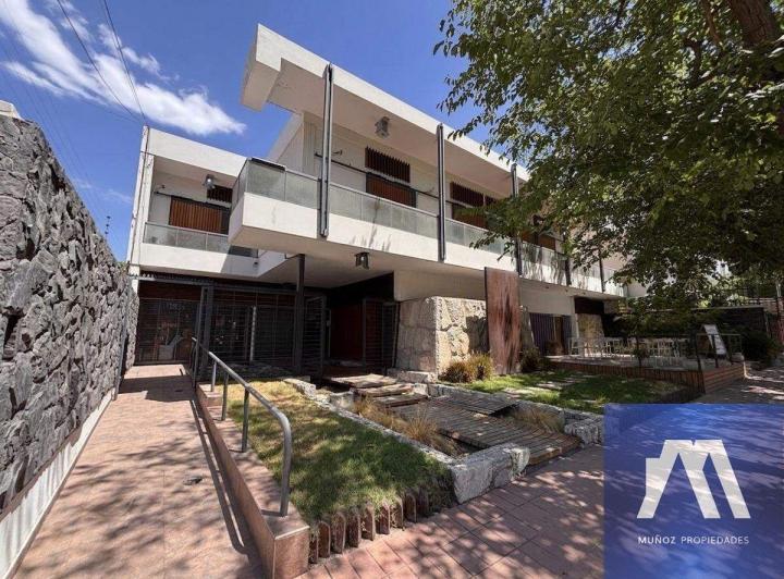 Casa · 740m² · 14 Ambientes · 4 Cocheras