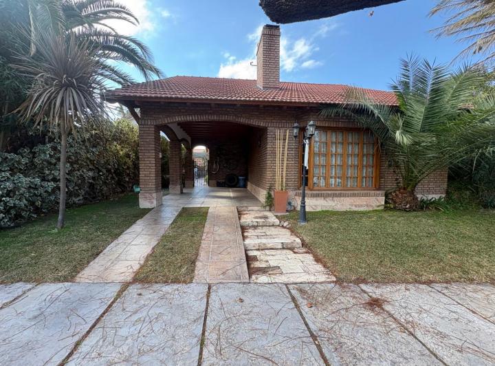 Casa · 223m² · 6 Ambientes · 1 Cochera
