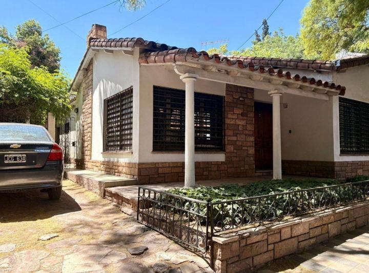 Casa · 237m² · 8 Ambientes · 1 Cochera