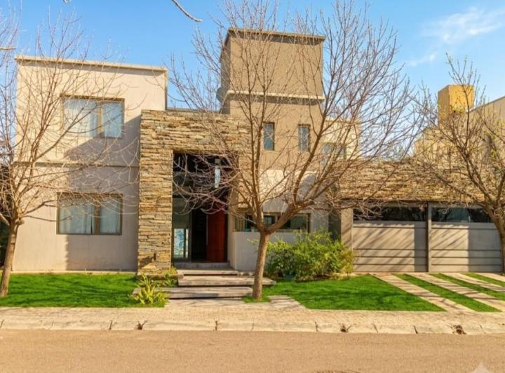 Casa · 311m² · 13 Ambientes · 3 Cocheras