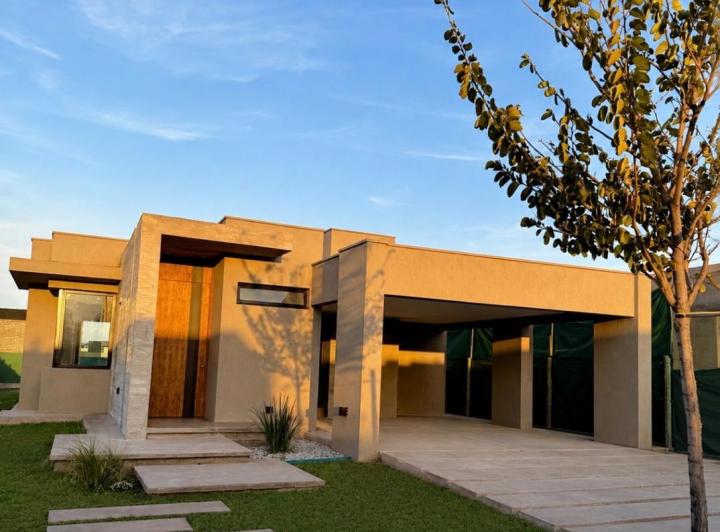 Casa · 211m² · 8 Ambientes · 1 Cochera
