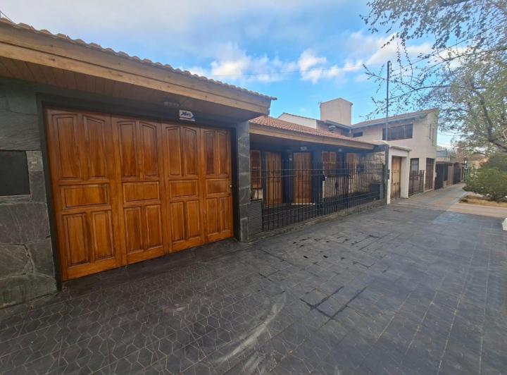 Casa · 212m² · 6 Ambientes · 4 Cocheras