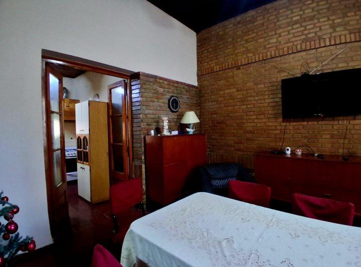 Casa · 490m² · 8 Ambientes · 4 Cocheras