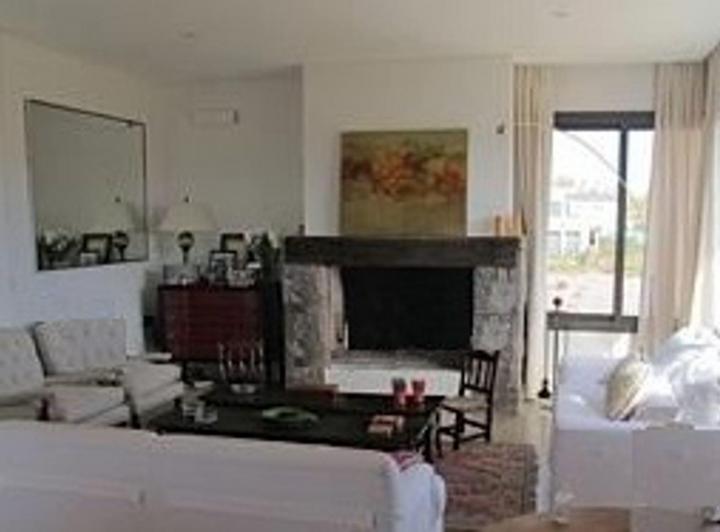Casa · 300m² · 6 Ambientes · 2 Cocheras