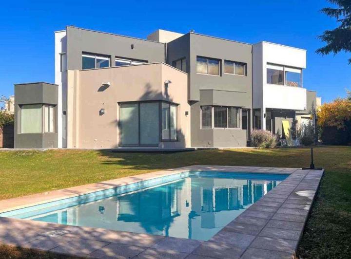 Casa · 500m² · 8 Ambientes · 2 Cocheras