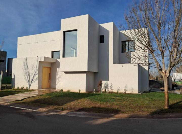 Casa · 190m² · 5 Ambientes · 2 Cocheras