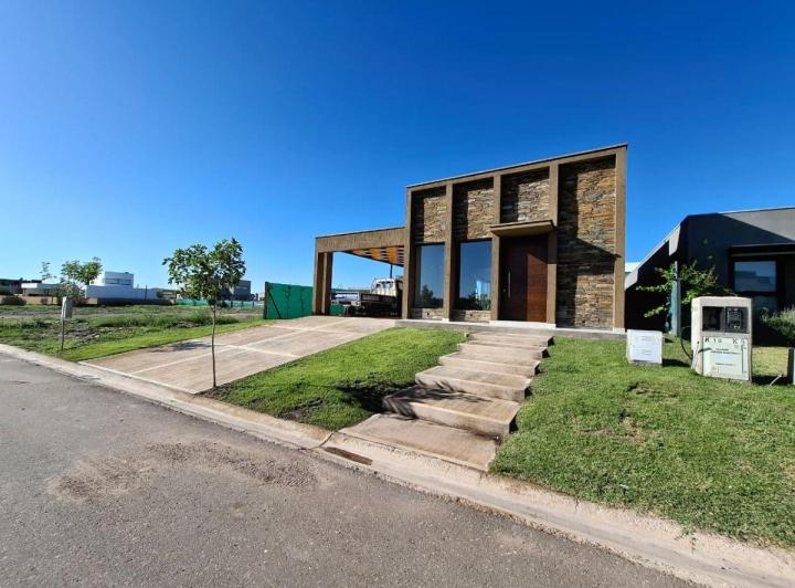 Casa · 220m² · 5 Ambientes · 2 Cocheras
