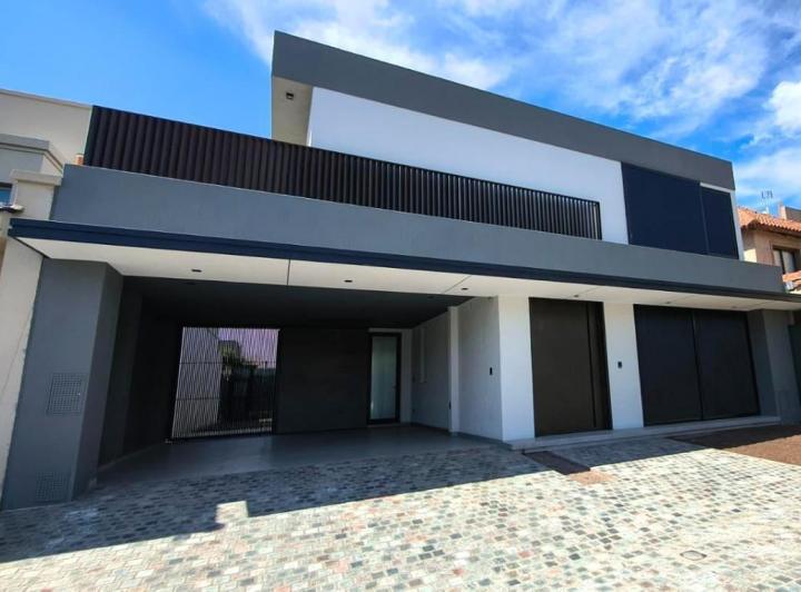 Casa · 300m² · 7 Ambientes · 2 Cocheras