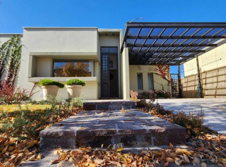Casa · 154m² · 5 Ambientes · 2 Cocheras