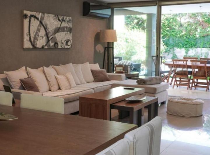 Casa · 200m² · 7 Ambientes · 2 Cocheras