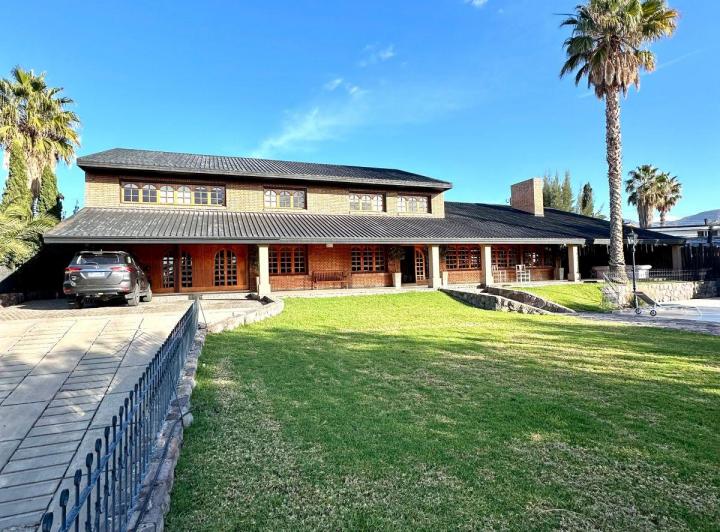 Casa · 690m² · 7 Ambientes · 4 Cocheras