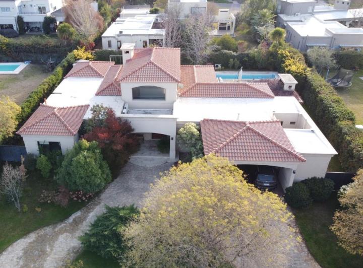 Casa · 454m² · 8 Ambientes · 4 Cocheras