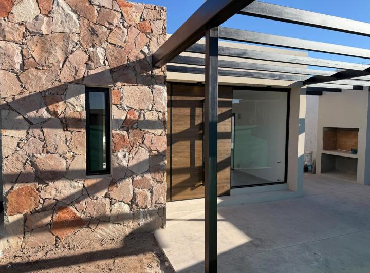 Casa · 106m² · 5 Ambientes · 2 Cocheras