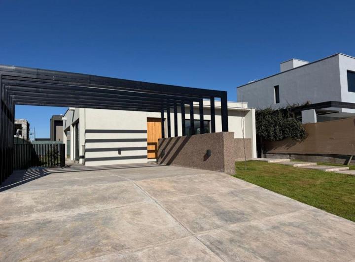 Casa · 180m² · 6 Ambientes · 2 Cocheras