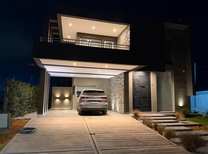 Casa · 360m² · 6 Ambientes · 2 Cocheras